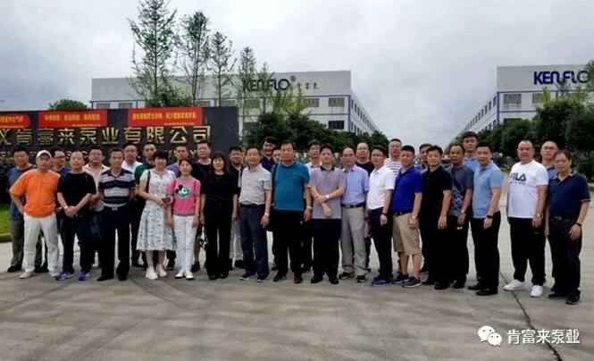 与会人员在遵义华体app登录入口-华体huati(中国)有限公司大门口合影留念